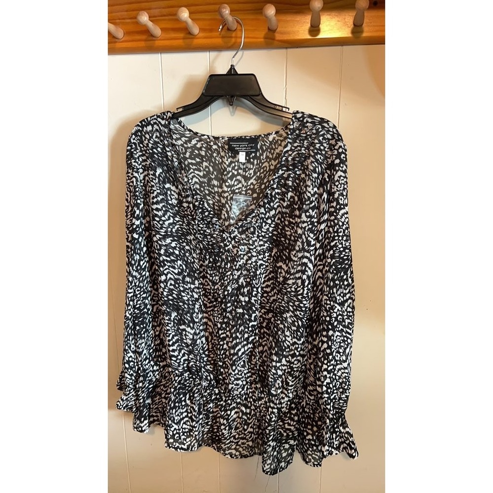New York City Design Co. Women's Black and White Patterned Blouse - Size 2X